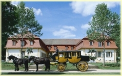 Postkutsche hinterm Brunnenbau in Bad Bocklet